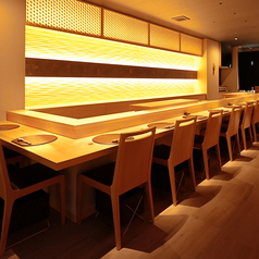 店内には、木目を基調としたお洒落なカウンター席が13席あり、広々とした開放的な空間が広がります。席の距離が近いので、会話を楽しみながらお食事ができます。目の前で職人が鮨を握る姿が見えることで、食欲が一層と高まり、特別なひとときを演出します。