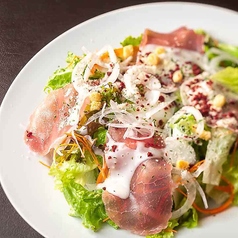 生ハムと温泉卵のシーザーサラダ