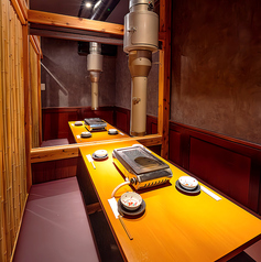 【焼肉完全個室10名様まで団体席】最大10名様まで対応可能な完全個室団体席をご用意。大人数での宴会や会食に最適なプライベート空間で美味しい焼肉とホルモンを心ゆくまで楽しめます。特別なひとときを大切な仲間と一緒に過ごせるゆったりとした空間をご提供します。