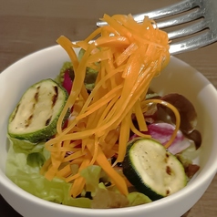 お得★ランチはサラダ、バケット、ドリンクがセット！