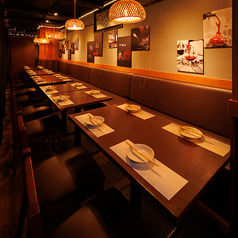 【和の趣き溢れるウッド調の店内が落ち着きます】新宿駅徒歩2分に大人の隠れ家空間が自慢の肉料理店が登場!!健康美食の他、人気居酒屋MENUが食べ放題になったコースは3000円~♪当店のコースは全て飲み放題付きに変更可能!