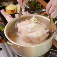【本場韓国料理を堪能】豪快に鳥を丸ごと一羽煮込む「鶏の丸鍋」が大人気！箸で崩れるほど柔らかく煮込んだ鶏肉と、その旨味が凝縮した白湯スープをご堪能ください。