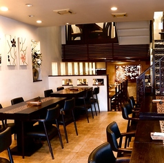 オリエンタルな落ち着いた雰囲気のテーブル席