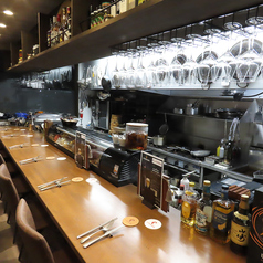 お一人様やデートに最適なカウンター席です。落ち着いた照明の中、上質な空間で優雅な極上コースを堪能していただけます。