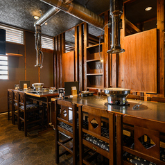 仕事仲間との飲み会やご家族でのお食事に最適なテーブル席。落ち着いた雰囲気の中でゆったりと過ごせ、会話を楽しみながら美味しい焼肉を満喫していただけます。