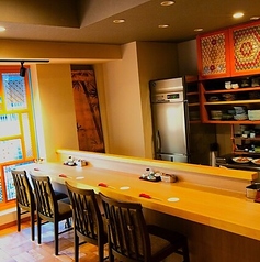 職人の熟練した技を間近で見ることができるカウンター席は、ライブ感たっぷりの特等席です◎目の前で焼き上がる音や香りを楽しみながら、お一人様やデートで至福の時間をお過ごしください♪