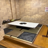 足を伸ばして寛げる、和の情緒溢れる広々お座敷席