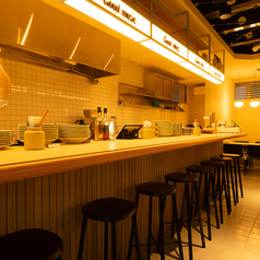 カウンター席は、シェフの技を間近で楽しめる特等席。お一人様にも最適で、気軽に美味しい料理を堪能できます。