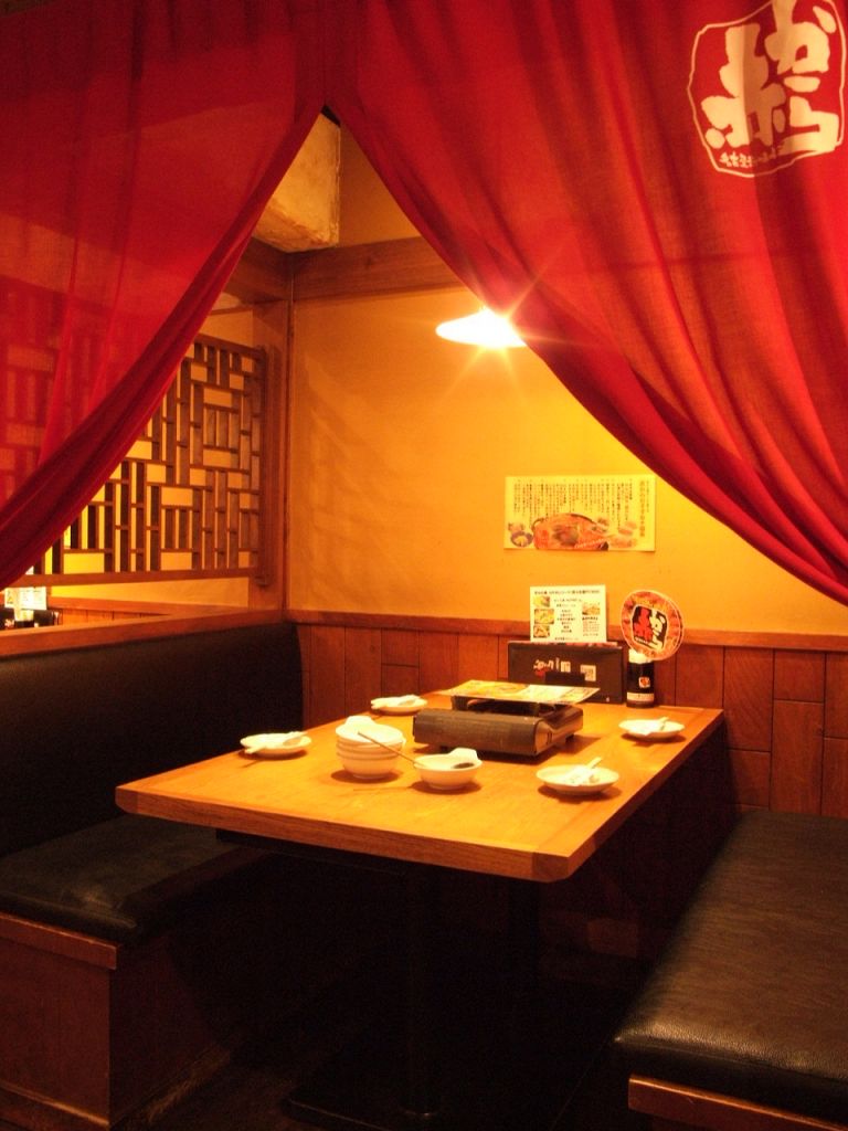 様々なシーンでご利用いただけるテーブル席をご用意。※写真は系列店です