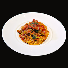 ズワイガニ、キノコ、ブロッコリーのトマトソースパスタ