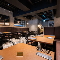 様々な人数に対応可能なテーブル席。ご友人・ご家族とのランチや女子会、誕生日・記念日のお祝いなど、幅広いシーンでご利用いただけます。