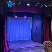 【照明】ステージを華やかに彩る多彩な照明設備が、ミステリアスな雰囲気を演出します。ドラマチックなライティングは、マジックの不思議さをより一層際立たせ、視覚的にも大きな感動を与えます◎