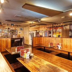 小規模の飲み会から大人数の宴会まで幅広く対応できる座敷席が魅力の当店。ゆったり過ごせる広さと柔軟なレイアウトで、人数や目的に合わせた快適な空間をご用意できます。落ち着いた雰囲気の中でくつろぎながら、美味しい料理とお酒を心ゆくまで楽しめる、使い勝手抜群の居酒屋です。