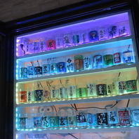 たくさんのワンカップ酒が並ぶおしゃれなお店で楽しむ