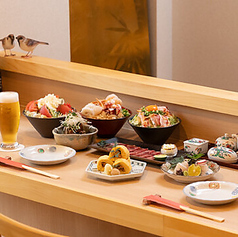 大人のデートにふさわしい、落ち着いた雰囲気のカウンター席。洗練された和の空間で、厳選されたワインや日本酒を片手に、職人が手掛ける創作鉄板料理をじっくりと楽しむことができます◎