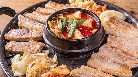 お一人様から宴会まで楽しめる隠れ家！本場の韓国料理とお酒でコンベ♪