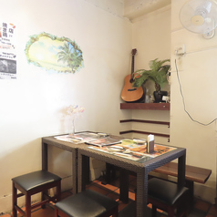 ハワイアンな雰囲気に包まれた4人席は、仲間と気軽に集まれる開放的な空間。焼鳥の香ばしさと南国ムードで会話も弾み、リーズナブルに楽しい時間を共有できるのが魅力です◎