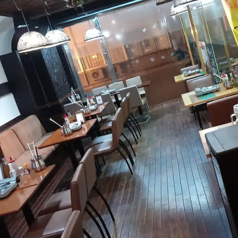 シックでスタイリッシュな内装が魅力の当店で、友人や同僚との集まり、家族の団らんに最適です。美味しいしゃぶしゃぶを囲んで、心地よい雰囲気の中で楽しい会話を楽しんでください。温もりのある木のテーブルで、リラックスした時間を過ごすことができます。皆さまのご来店をお待ちしております！