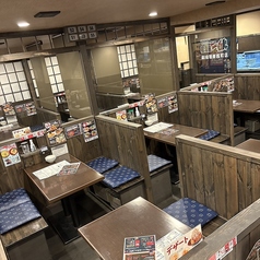 《賑やかさ×安心感》活気ある店内にいながらも、落ち着いて過ごせるボックス席をご用意しています!仕事帰りの同僚とのサク飲みにも◎