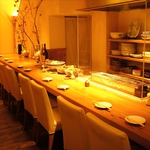 【2F】ゆったり2人で楽しめるカウンターはキッチンから美味しい香りが漂います。