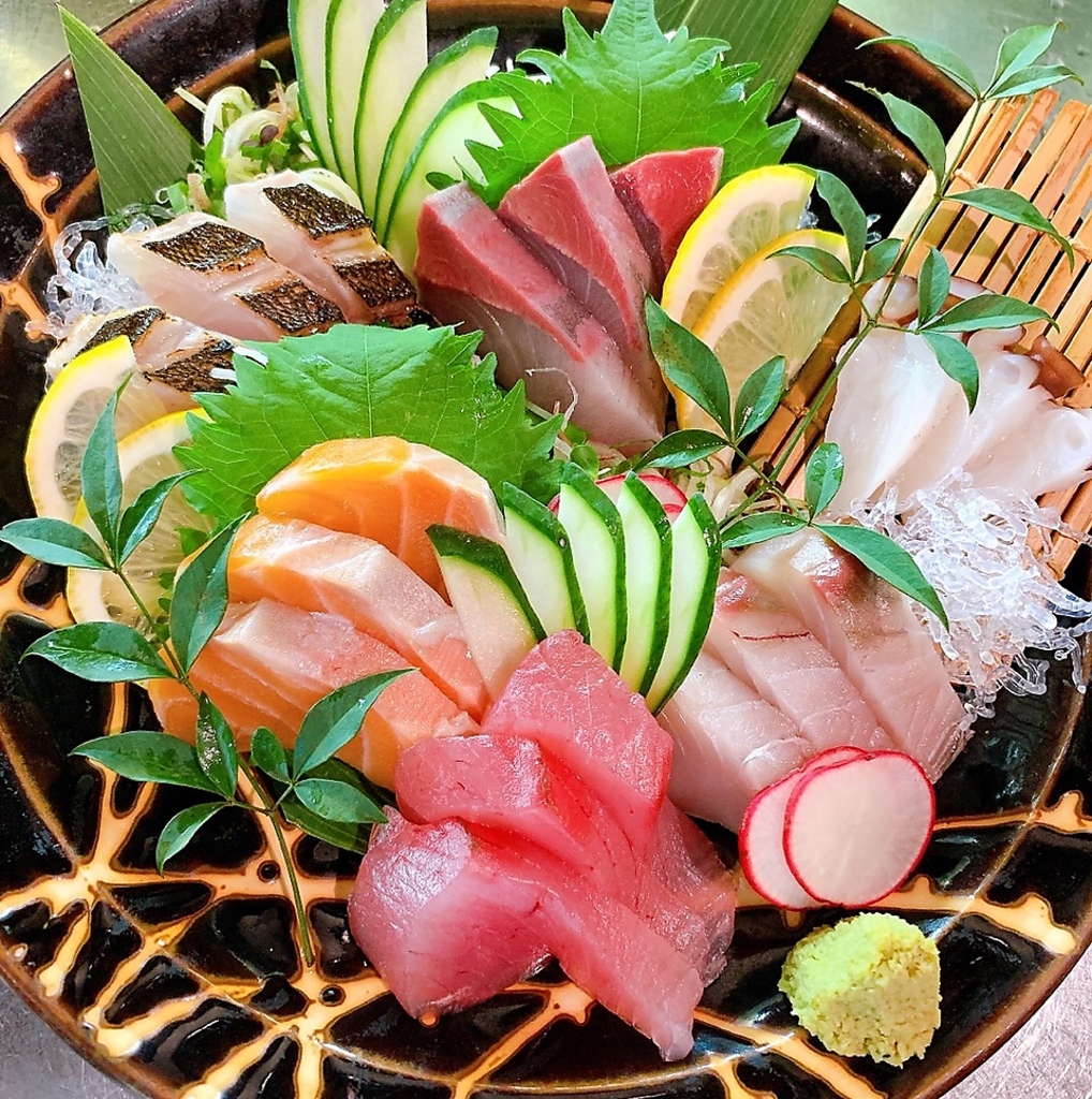 刺し盛は店主が厳選した新鮮な魚を使った人気メニュー。華やかな盛り付けで、食欲をそそる一品です。