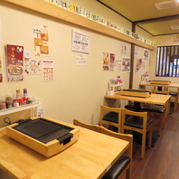 隠れ家的な店内。囲炉裏を囲むアットホームな空間