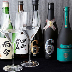 常時50種類以上のワインと地酒をご用意