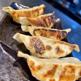 【みんなでシェアしてどうぞ!】リーズナブルな価格設定で単品料理を楽しめます。おつまみに最適な「ザーサイ」や「きゅうりのピリ辛漬け」は385円(税込)、人気の「焼き餃子」は390円(税込)とお手頃価格。みんなでシェアして色々な料理をお楽しみください♪