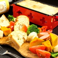 料理メニュー写真 とろーりラクレットチーズ～彩り野菜を添えて～