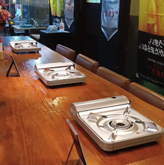 当店のカウンター席は、1名様用が5席ございます。温かみのある木のカウンターが心地よい雰囲気を醸し出し、気軽にしゃぶしゃぶを楽しむには最適なスペースです。お肉や新鮮な野菜をじっくりしゃぶしゃぶして、リラックスした時間をお過ごしください。落ち着いた照明の中で、アットホームな雰囲気をお楽しみいただけます。