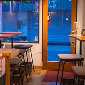 【TVモニターあります】当店ではTVモニターを完備しております！友人や仲間と一緒に盛り上がりながら、楽しいひとときをお過ごしいただけます。皆様のご来店をお待ちしております！