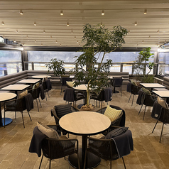 開放感あふれるテラス席では、心地よい風を感じながらお食事をお楽しみいただけます。夜は夜景を眺めながらロマンチックなディナーも。