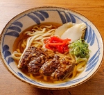 【出汁が決め手！】ソーキそば。当店こだわりの出汁で、お酒の〆にもぴったり。ソバ目的のご来店も。