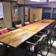 【蘇芳(すおう)の間】５名様から最大１４名様までご利用可能です。上質な松本民芸家具と、職人手作りの背もたれ座布団が配された、格式あるお部屋です。庭園を望む贅沢な空間は、ご家族や親族の集まり、会社の重要なご接待に最適です。