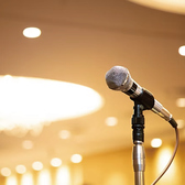 【音響・照明をご利用いただけます】ホテルアイスル松山では、宴会利用の際にスタンドマイクや音響設備を無料でご利用いただけます。お客様のイメージに沿った自由なスタイルでのパーティーを実現できる細やかなサービスを、ぜひご活用くださいませ。