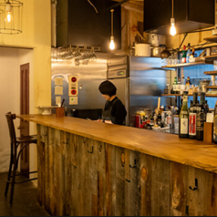 スタイリッシュな雰囲気が漂う店内で、友達との夜を楽しむのに最適◎スタンディングカウンターで立ち飲みをしながら、カジュアルに会話を楽しめます。お一人様のご来店も大歓迎です♪