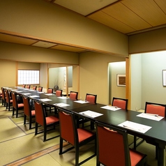 ゆったりと座れる椅子席の個室です。顔合わせや結納などご家族の大切なシーンにご利用下さい！