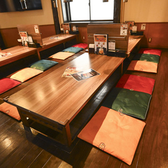 足元が楽な掘りごたつ席で、ご自宅のようにリラックスしてお食事をお楽しみいただけます。クッションを敷いた広々としたお席は、長時間の宴会でも疲れにくいのが魅力です！気の置けないご友人と、ゆったりとくつろぎながら本格的な韓国料理をご堪能ください。