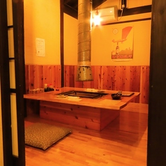 周囲を気にせずくつろげる、落ち着いた和の個室を完備◎。プライベートな空間が確保されているため、小さなお子様連れのご家族や大切な方との会食、接待など、あらゆるシーンに最適。木の温もりを感じる上質な個室で、炭火を囲みながら鮮度抜群の地鶏を心ゆくまで堪能できる、至福のひとときを提供します。