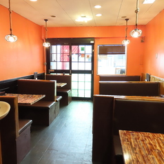 【広々テーブル席】自慢の本格カレーやナンを囲みながら、至福のひとときを。広々としたテーブル席は、ご家族やご友人とのランチ、賑やかなディナーにも最適です。