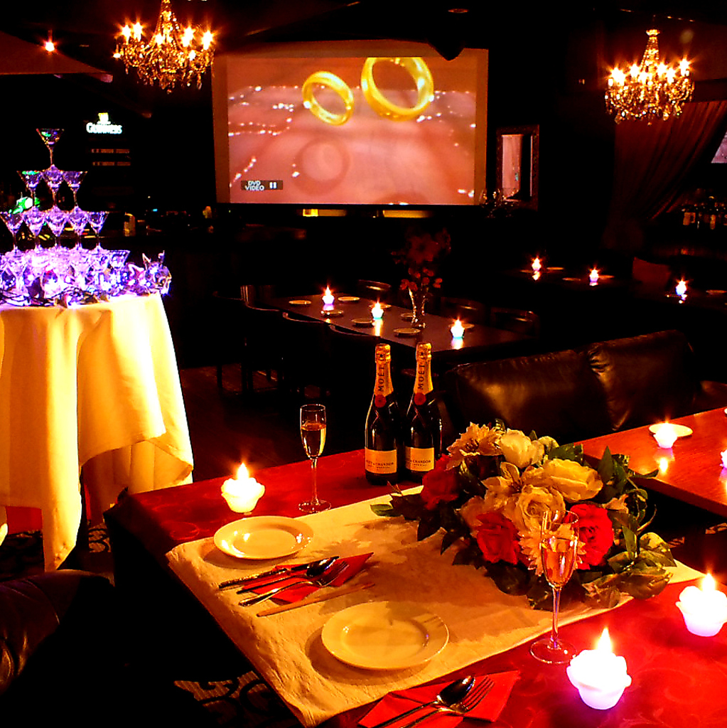 結婚式二次会ではシャンパンタワーもご用意。大型スクリーンやDJブースなど設備も充実！