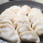 点心は少しコゲのついたパリッとした皮と、たっぷりの餡がジューシー！自慢の逸品をお試しください。