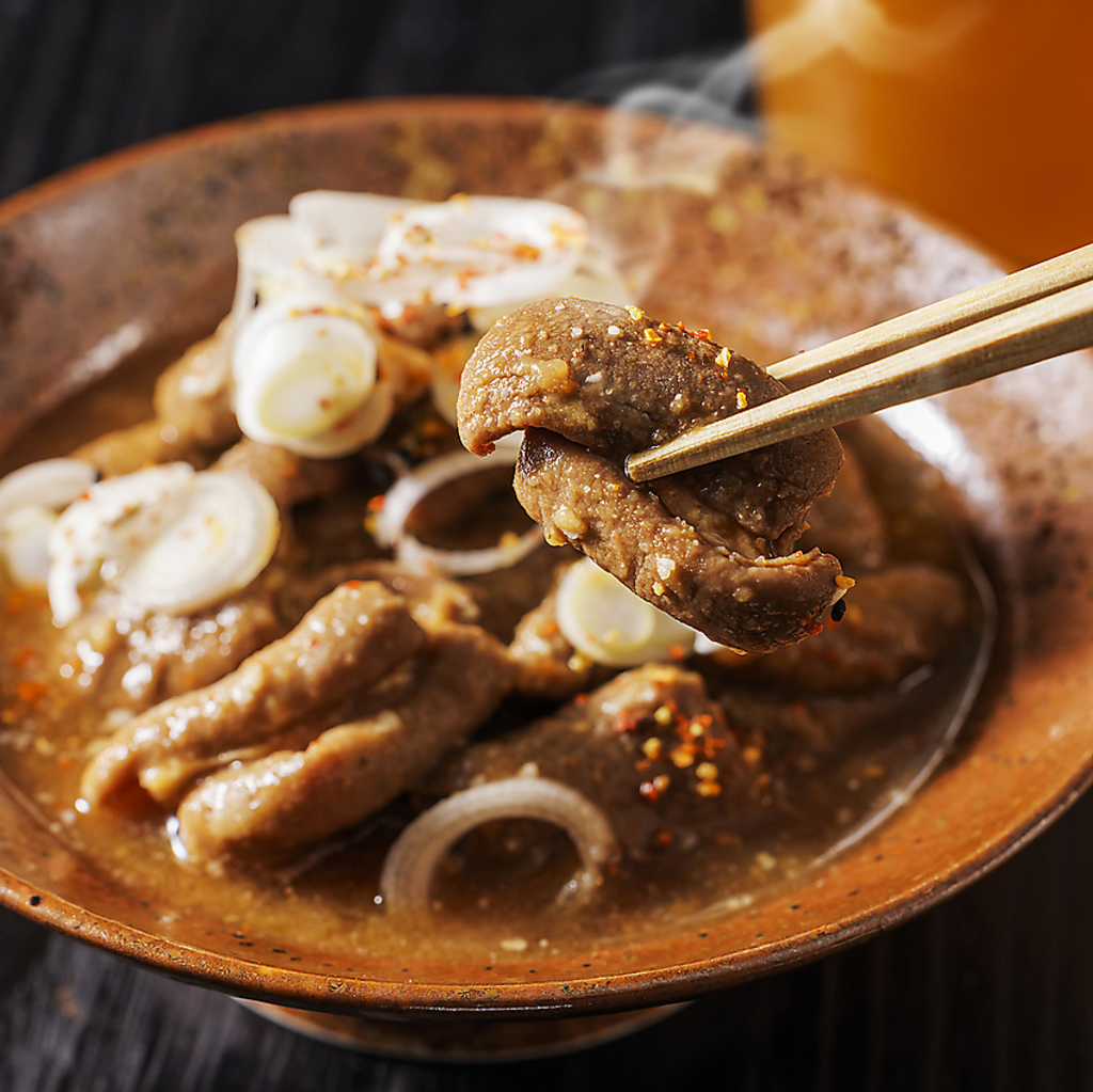 丁寧に煮込んだ手作りもつ煮込みが評判の店です★濃厚旨味が広がる心温まる一皿をご堪能ください♪