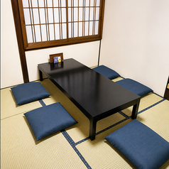 【座敷：5名様×2テーブル】ゆったりと過ごせる和の座敷席は、10人規模の宴会にも対応できる広さが魅力。畳の温もりと落ち着いた雰囲気が心地よく、仲間やご家族との集まりにぴったりの空間です。人数に合わせた利用が可能ですので、ぜひお気軽にご相談ください。