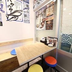 店内に一歩足を踏み入れると広がる漁港や魚市場のような空間♪親しい仲間とワイワイ楽しむ時間彩ります!