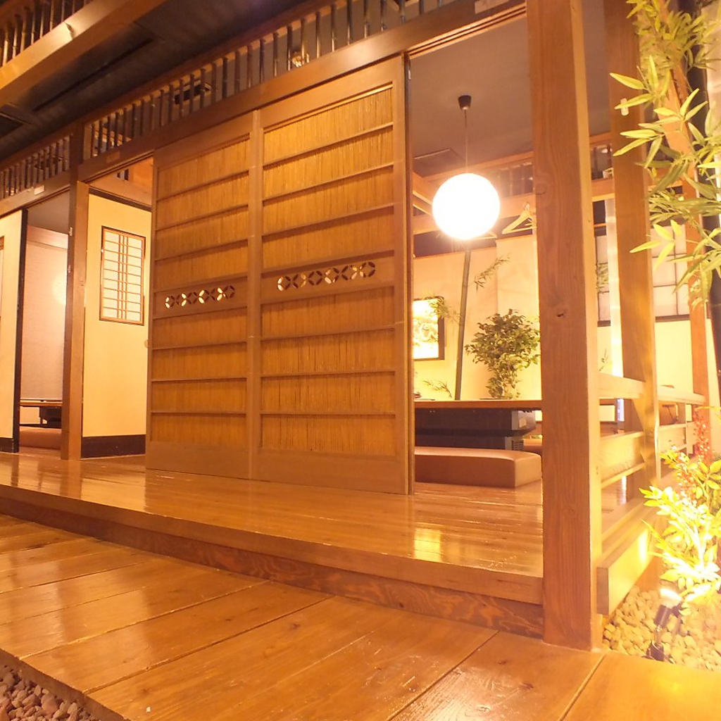 小上がりを上がるとお洒落な完全個室が8部屋。