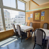 【窓際のお席でゆっくりと、お食事をお楽しみください】