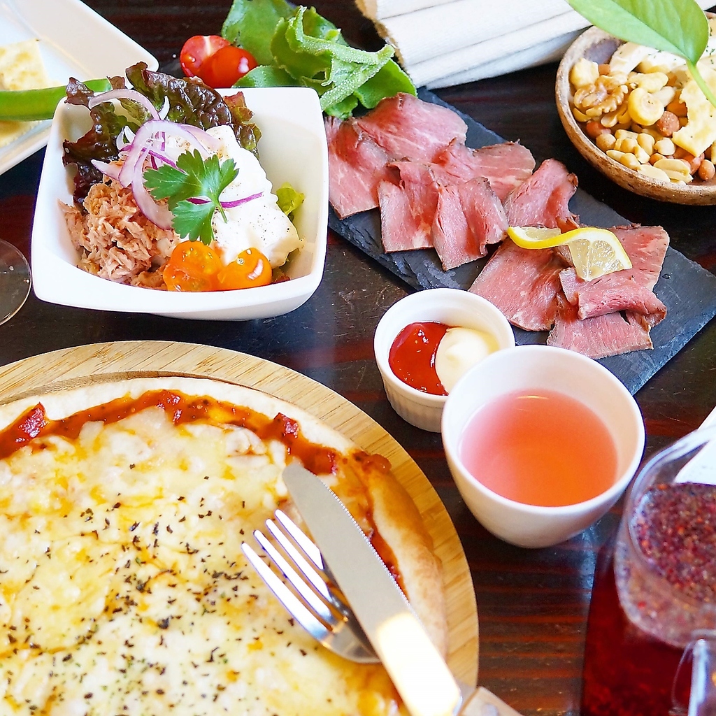 ランチもディナーも、アラカルトもお値打ちなコースもそろっています。