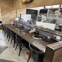 木の温もりを感じるシックな色合いのカウンター席は、お一人様での贅沢ディナーや、大切な方とのデートに最適な大人の特等席です。目の前にはロースターを完備しており、お好みの焼き加減で厳選肉をじっくり堪能できるのが魅力。周囲を気にすることなく、落ち着いた空間でお楽しみいただけます。