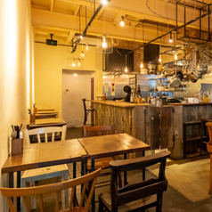 テーブル席でゆったりとした会話もでき、友達と過ごすにはぴったりのおしゃれで落ち着いた空間。貸切の予約も受け付けておりますので仲間との集まりや大切なイベントにぜひご利用ください。